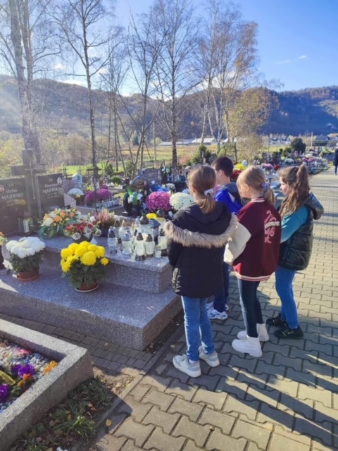 4 uczennice klasy 5 modlą się na cmentarzu w Jazowsku