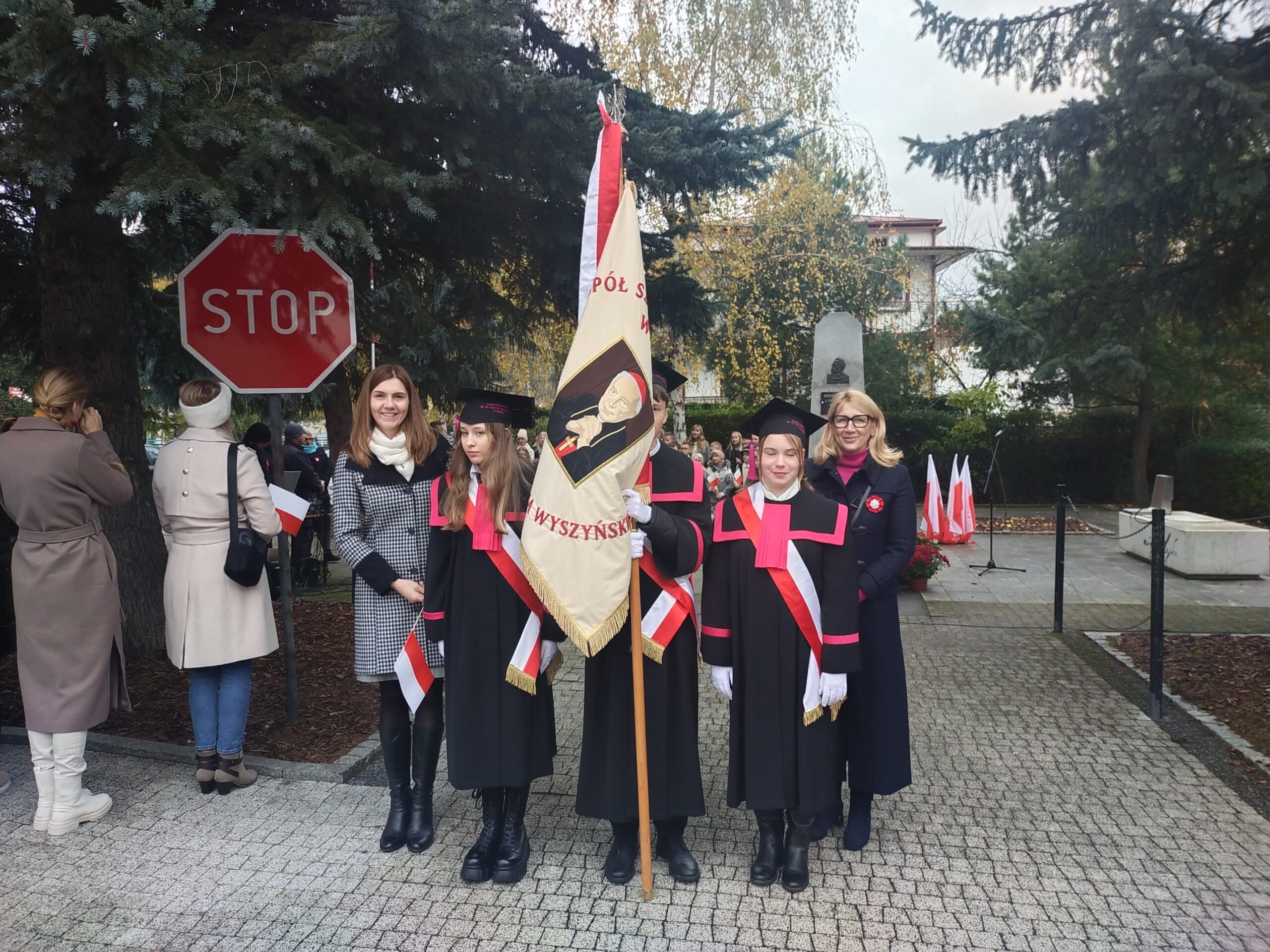 Delegacja 3 uczniów i 2 nauczycielek pod pomnikiem w Łącku