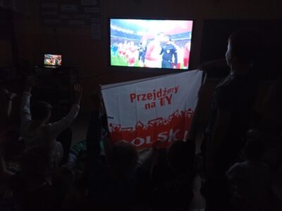 Sala szkolna. Chłopcy oglądają mecz piłki nożnej Polska - Czechy.