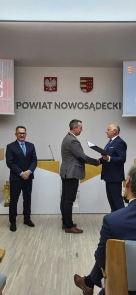 Pan Krzysztof Duda odbiera nagrodę Starosty Nowosądeckiego