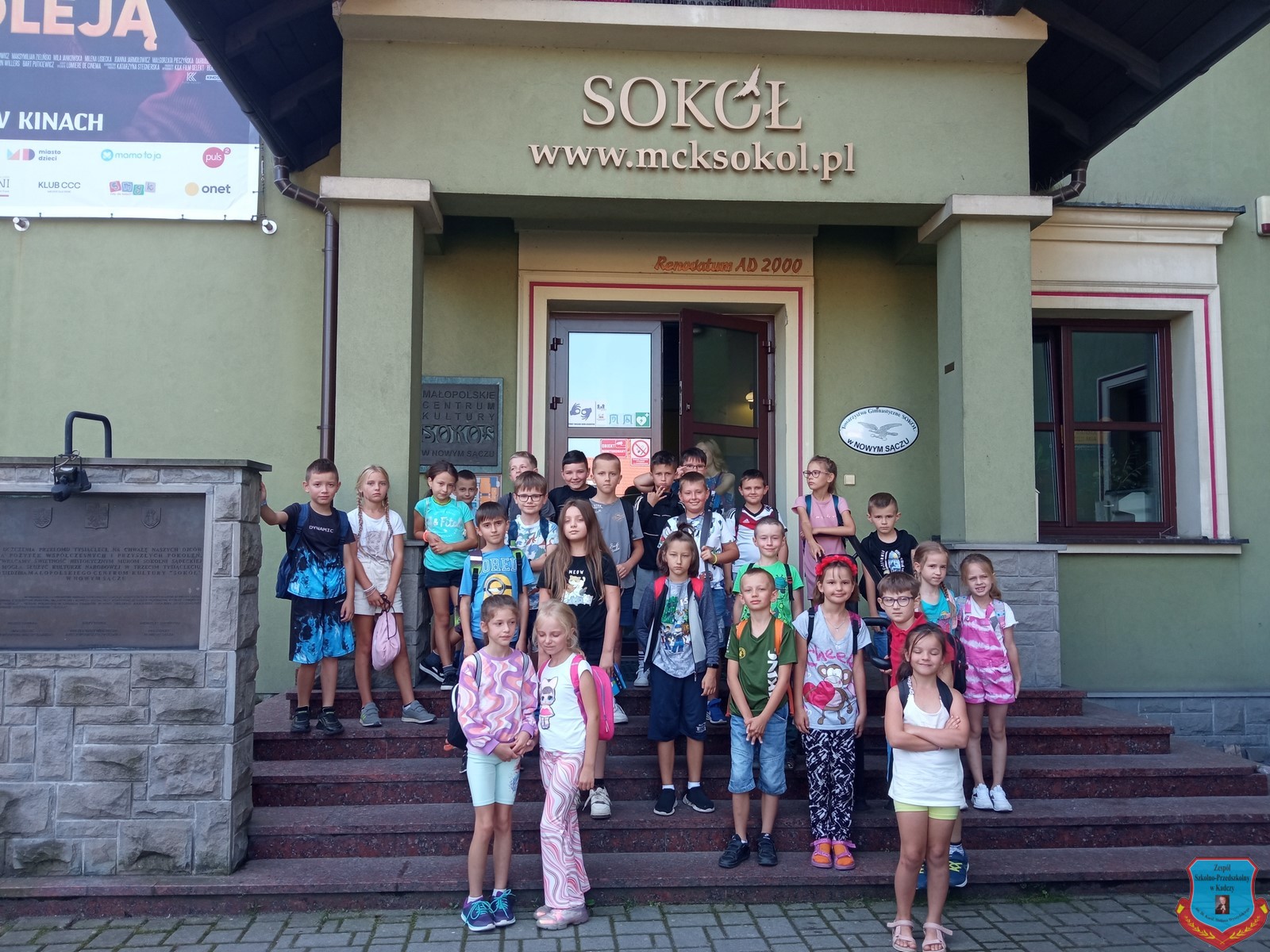 Grupa uczniów przed kinem Sokół