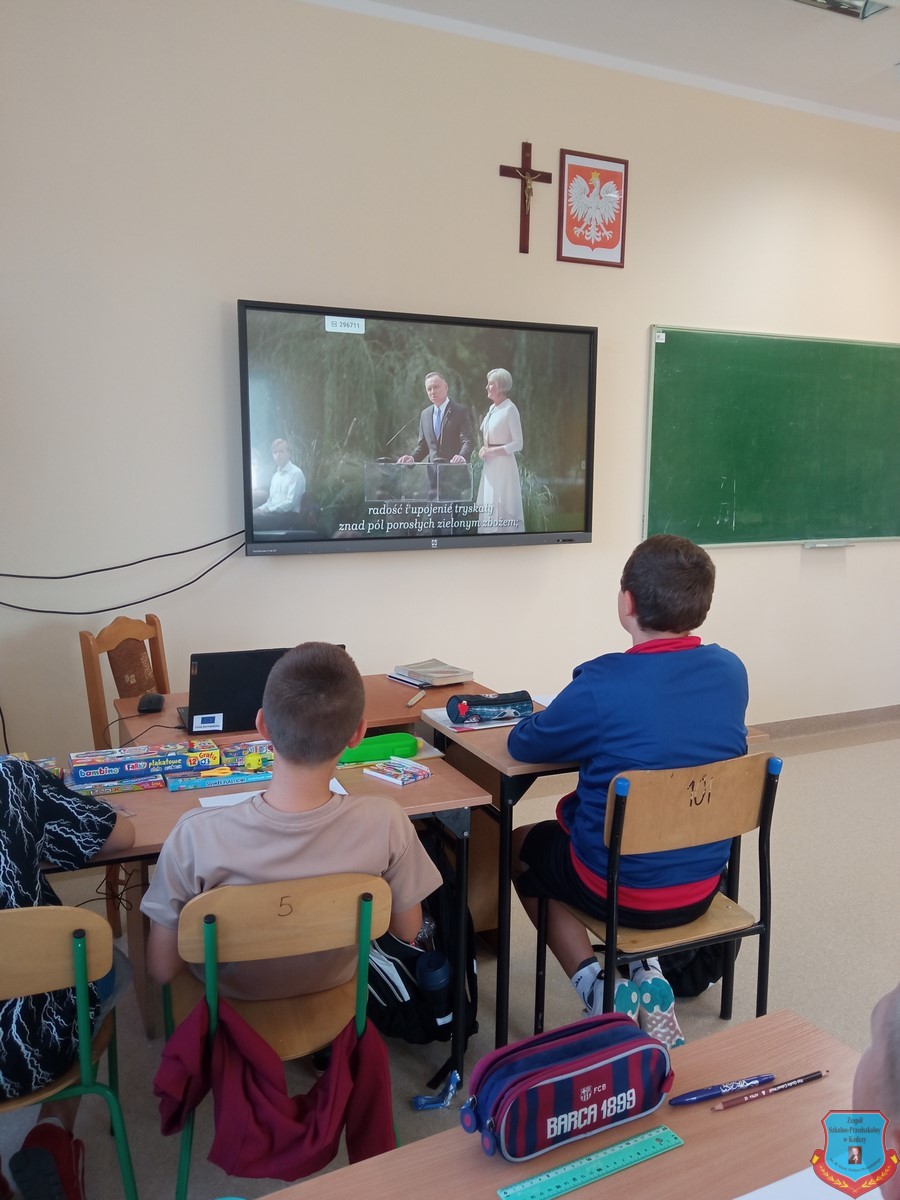 narodowe czytanie - uczniowie oglądają czytany tekst na ekranie multimedialnym