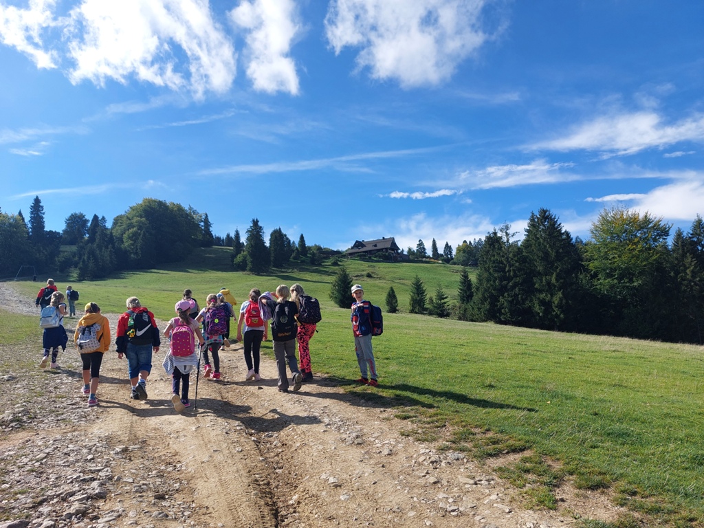 Pieniny. Ładna, słoneczna pogoda. Uczniowie idą w kierunku schroniska pod Durbaszką.