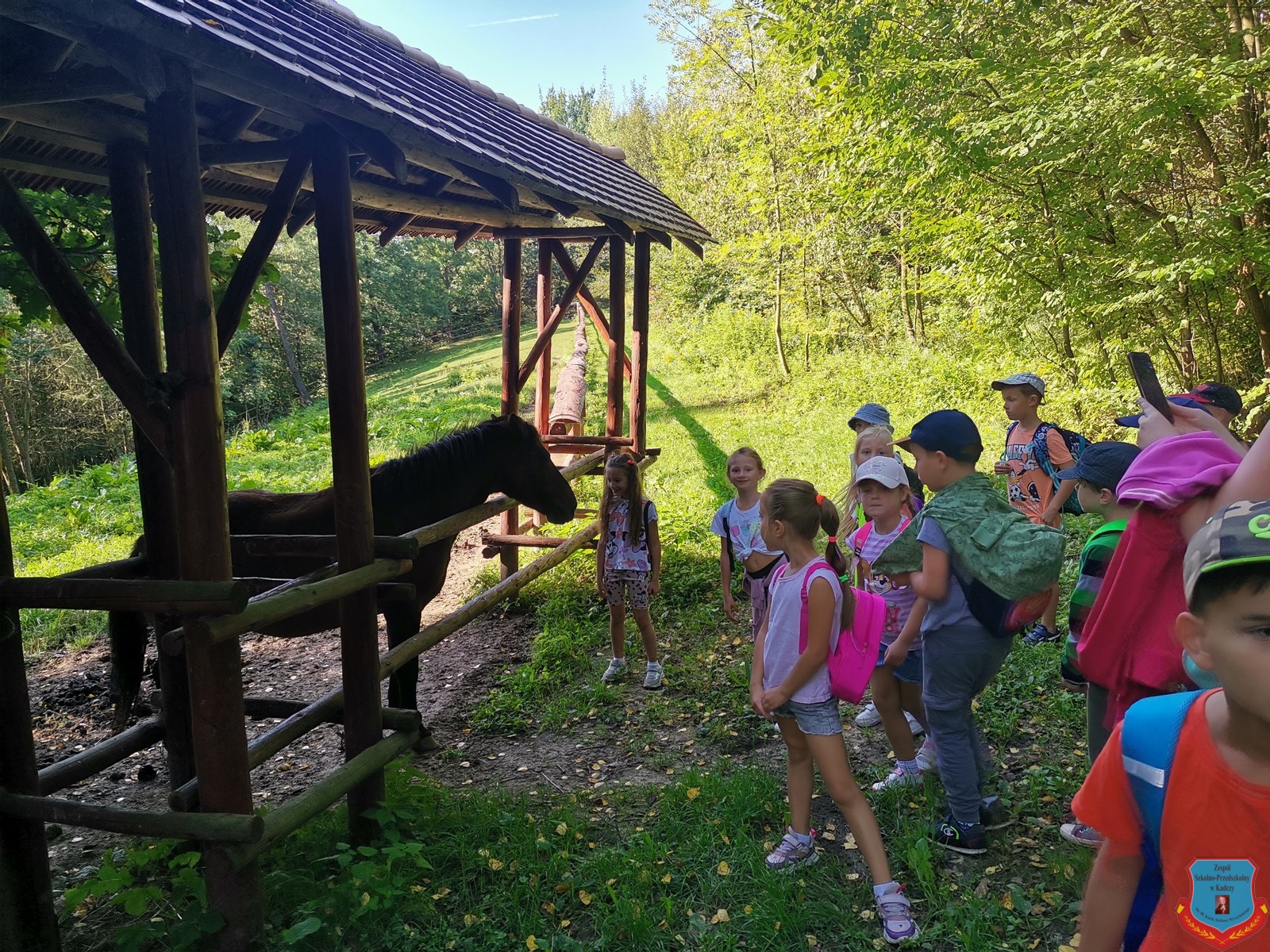 wycieczka Zamczysko - grupa dzieci przy koniu