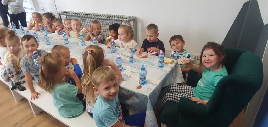 dzieci spożywające posiłek 