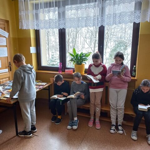 Uczniowie podczas przerwy czytają książki.