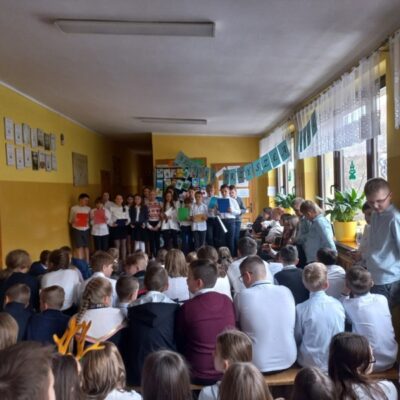 Uczniowie klasy IV i VI występują przed pozostałymi uczniami szkoły. Recytują wiersze, czytają teksty i śpiewają kolędy. 