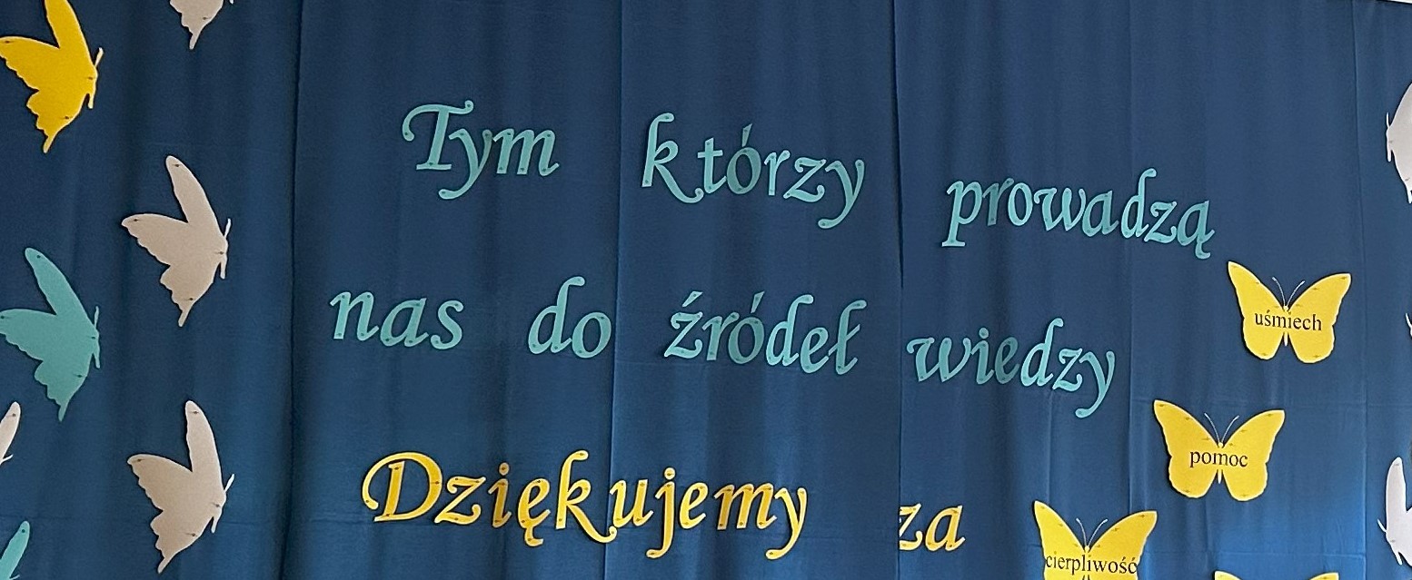 Na zdjęciu widzimy fragment dekoracji przygotowanej z okazji Dnia Edukacji Narodowej.