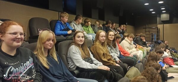 Uczniowie siedzą w kinie Sokół w Nowym Sączu i oczekują na prelekcję.