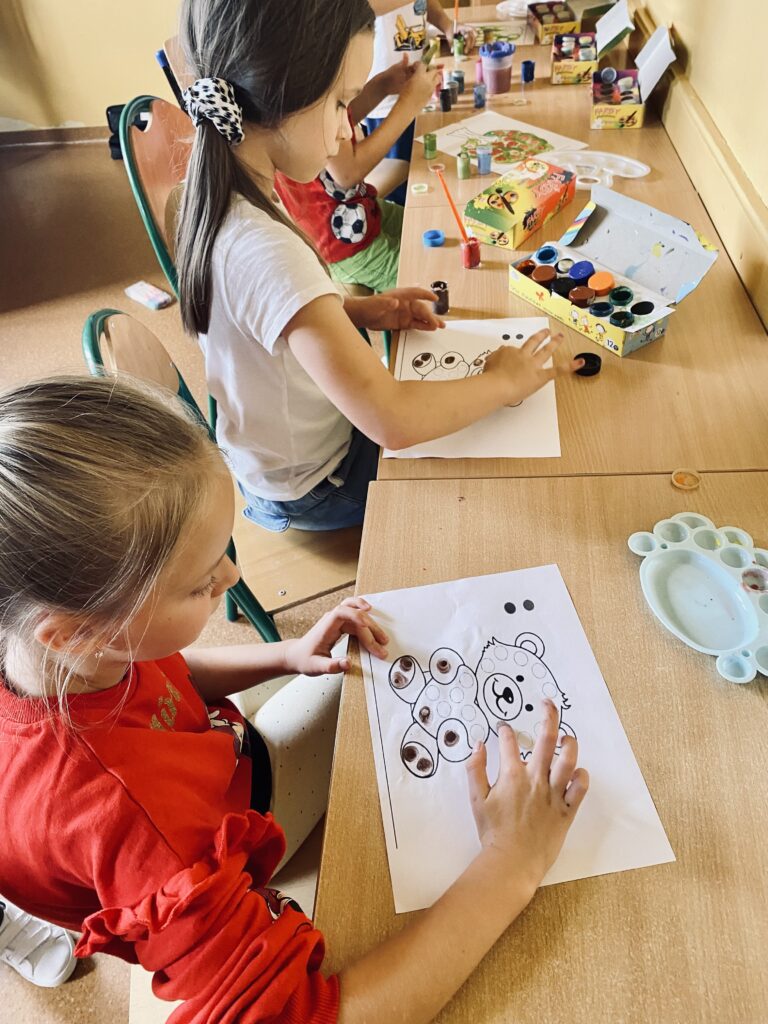 Dzieci malują swoje prace
