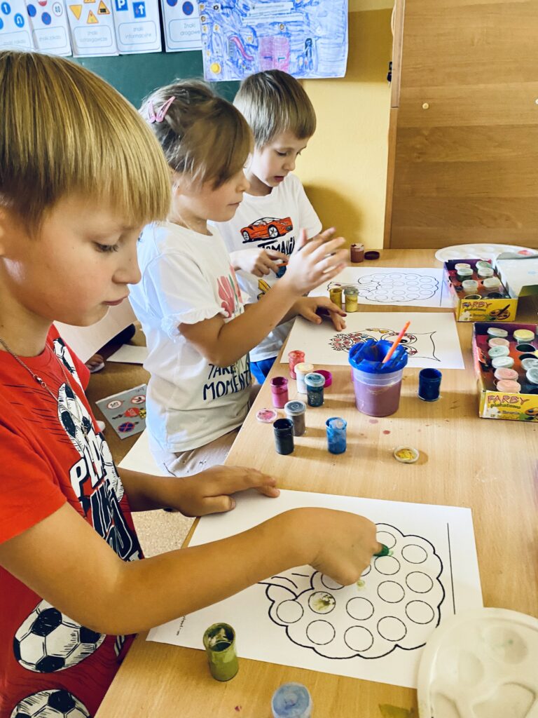 Dzieci malują i kolorują swoje prace