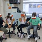 Uczniowie klasy V korzystają z okularów VR