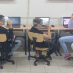 Uczniowie klasy VII korzystają z okularów VR