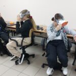 Uczniowie klasy V korzystają z okularów VR