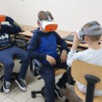 Uczniowie klasy IV korzystają z okularów VR