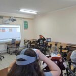 Uczniowie klasy III korzystają z okularów VR