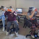 Uczniowie klasy III korzystają z okularów VR