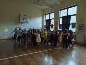 Uczniowie klas IV - VII tańczą wspólnie podczas zabawy.