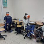 Uczniowie klasy 8 oglądają modele brył, korzystając z okularów VR