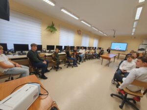 Osiemnastu uczniów, uczestników konkursu języka angielskiego oraz jedna nauczycielka w sali komputerpowej