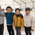 Uczniowie na lodowisku w Łącku