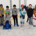 Uczniowie na lodowisku w Łącku