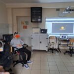 Uczniowie klasy 6 wykorzystują okulary VR do oglądania Układu Słonecznego i pojazdów do jego odkrywania