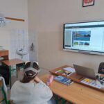 Uczniowie klasy 7 korzystają z okularów VR na lekcji biologii