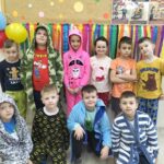 Uczniowie klasy 1 w piżamach z okazji Dnia Piżamy