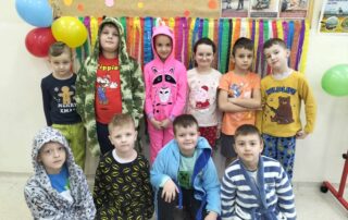 Uczniowie klasy 1 w piżamach z okazji Dnia Piżamy