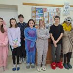 Uczniowie klasy 7 w piżamach z okazji Dnia Piżamy