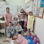 Uczniowie klasy 4 w piżamach z okazji Dnia Piżamy