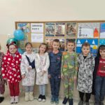 Uczniowie klasy 2 w piżamach z okazji Dnia Piżamy