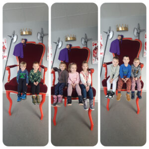 dzieci siedzące na wysokim fotelu