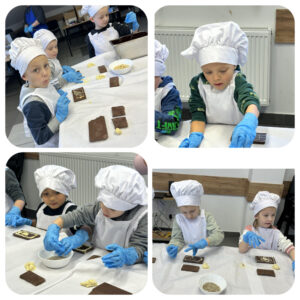grupa dzieci w czapkach kucharskich, fartuchach i rękawicach wykonujące słodycze 