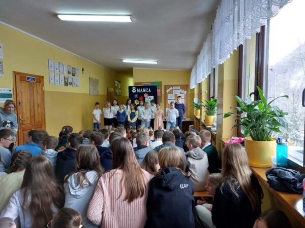Członkowie Samorządu Uczniowskiego recytują wiersze.