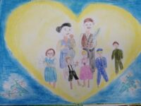 Praca Plastyczna - Rodzina Ulmów narysowana w żółtym sercu na niebieskim tle