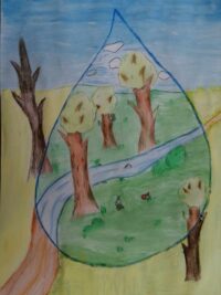 Praca konkursowa - w kształcie kropelki wody płynie rzeka i żywy las, na zewnątrz - suche koryto rzeki i suche drzewa, wyschła trawa