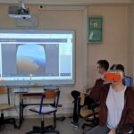 Uczniowie klasy 8 korzystają z okularów VR
