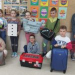 Uczniowie klasy 2 z nosidłami" skrzynka na narzędzia, kosz wiklinowy, koszyki na zakupy, waliza i torby podróżne, organizery