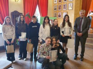 Ośmiu nagrodzonych uczniów w towarzystwie Konsula Generalnego Niemiec