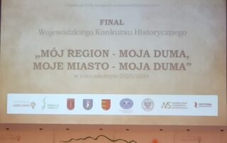 Napis "Finał Wojewódzkiego Konkursu Historycznego "Mój region - moja duma, moje miasto - moja duma".