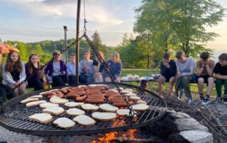 Uczestnicy wycieczki spędzają czas przy grillu.