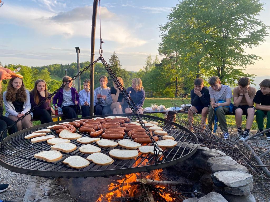 Uczestnicy wycieczki spędzają czas przy grillu.