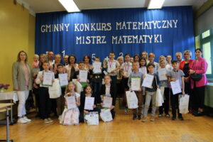 Na zdjęciu widzimy wszystkich uczestników gminnego konkursu matematycznego dla klas III wraz ze swoimi nauczycielami i komisją konkursową. 