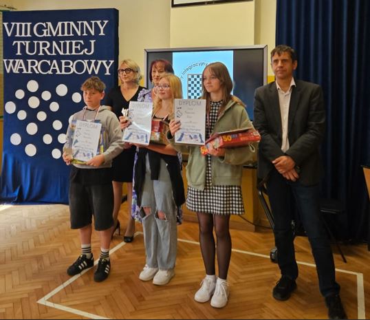 Trzech uczniów, którzy zajęli w czołowe miejsca w konkursie, sędzia, Dyrektor SCUW Gminy Łącko, Dyrektor ZSP w Kadczy