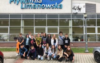 Grupa młodzieży pozująca przed pływalnią w Limanowej