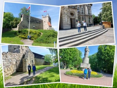 Dwaj chłopcy - uczestnicy konkursu odwiedzają w Nowym Sączu różne miejsca: Zamek, Ratusz, pomnik Mickiewicza.