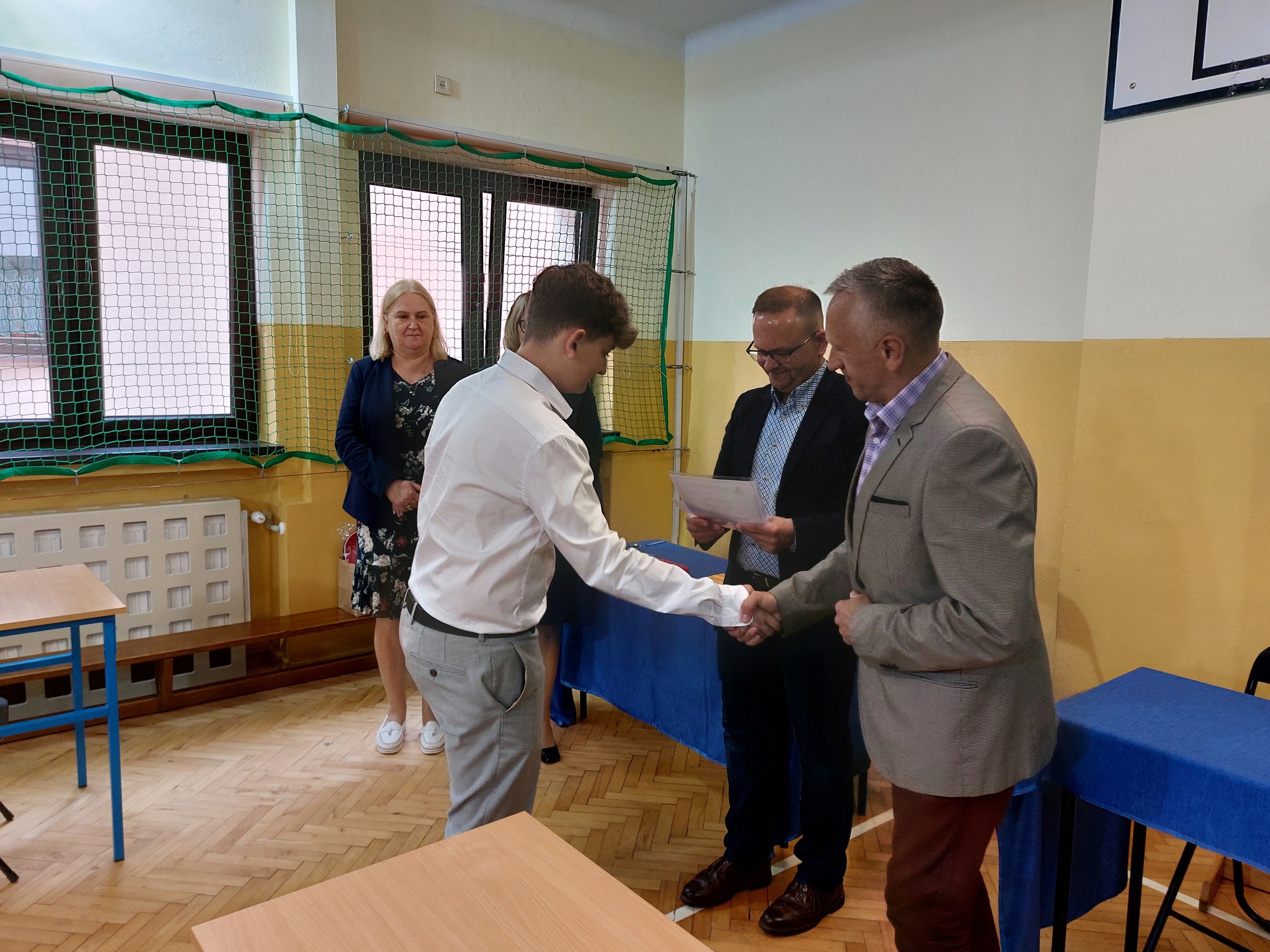 Nasz reprezentant Kacper Wysopal odbiera dyplom z rąk Wójta Gminy Łącko Jana Dziedziny oraz Dyrektora Jacka Kwita
