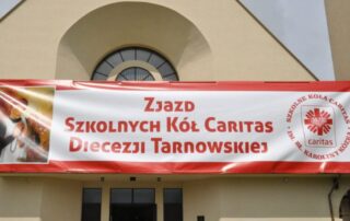 Baner na kościele Zjazd Szkolnych Kół Caritas Diecezji Tarnowskiej